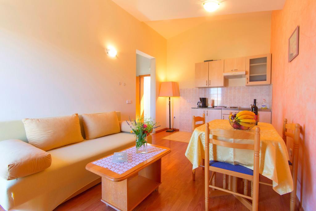 Apartments 4 Palme Funtana Chambre photo